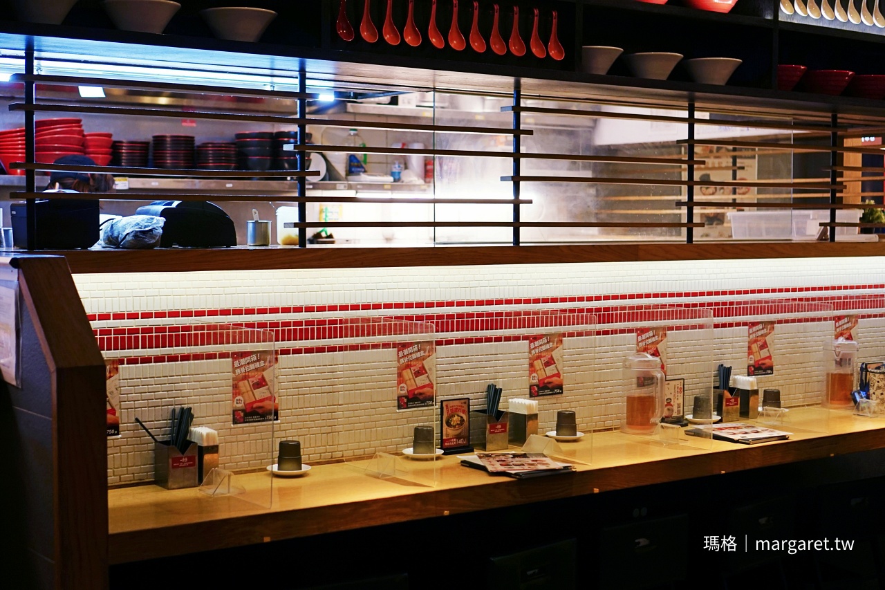 一風堂 紅白餐具裝飾牆 象徵白丸白湯 赤丸紅湯 特色店內設計