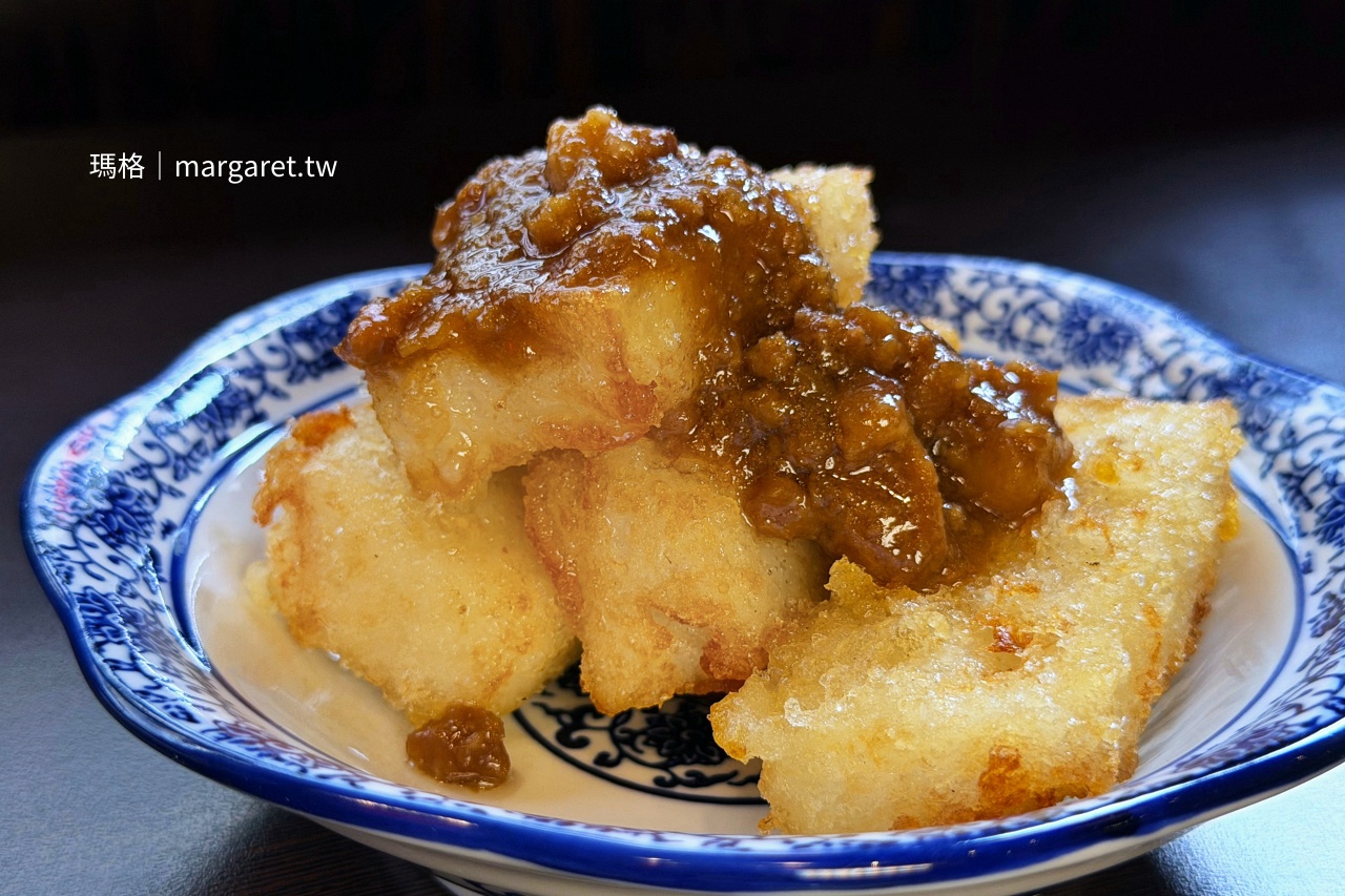 芳月亭招牌黃金蘿蔔糕 外皮酥脆並淋上古早味滷肉汁