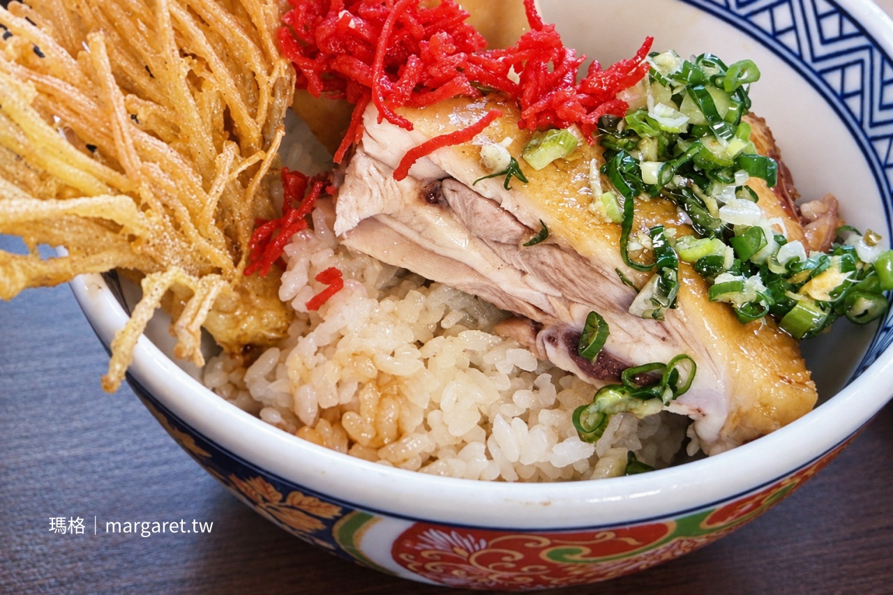 芳月亭蔥油雞腿飯特寫 鋪有鹹香蔥油與古早味甜豆絲