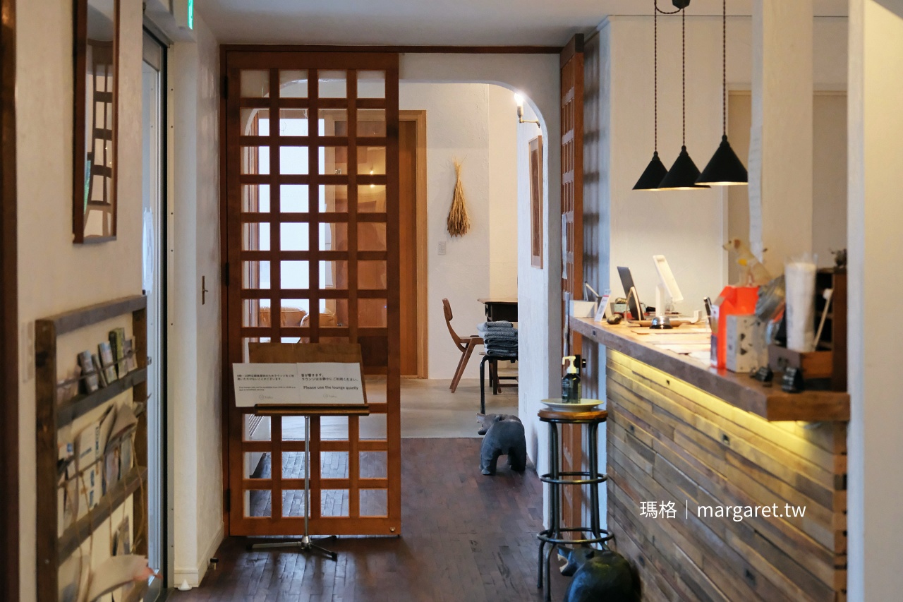 北海道白老町 haku hostel櫃檯與黑熊板凳