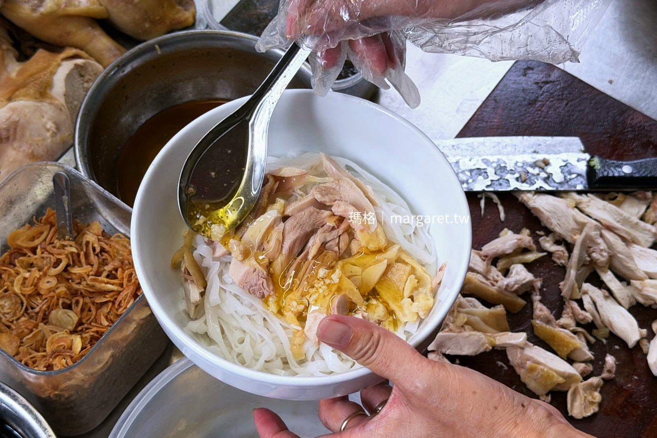 河內Phở Gà 26 門口料理區實景