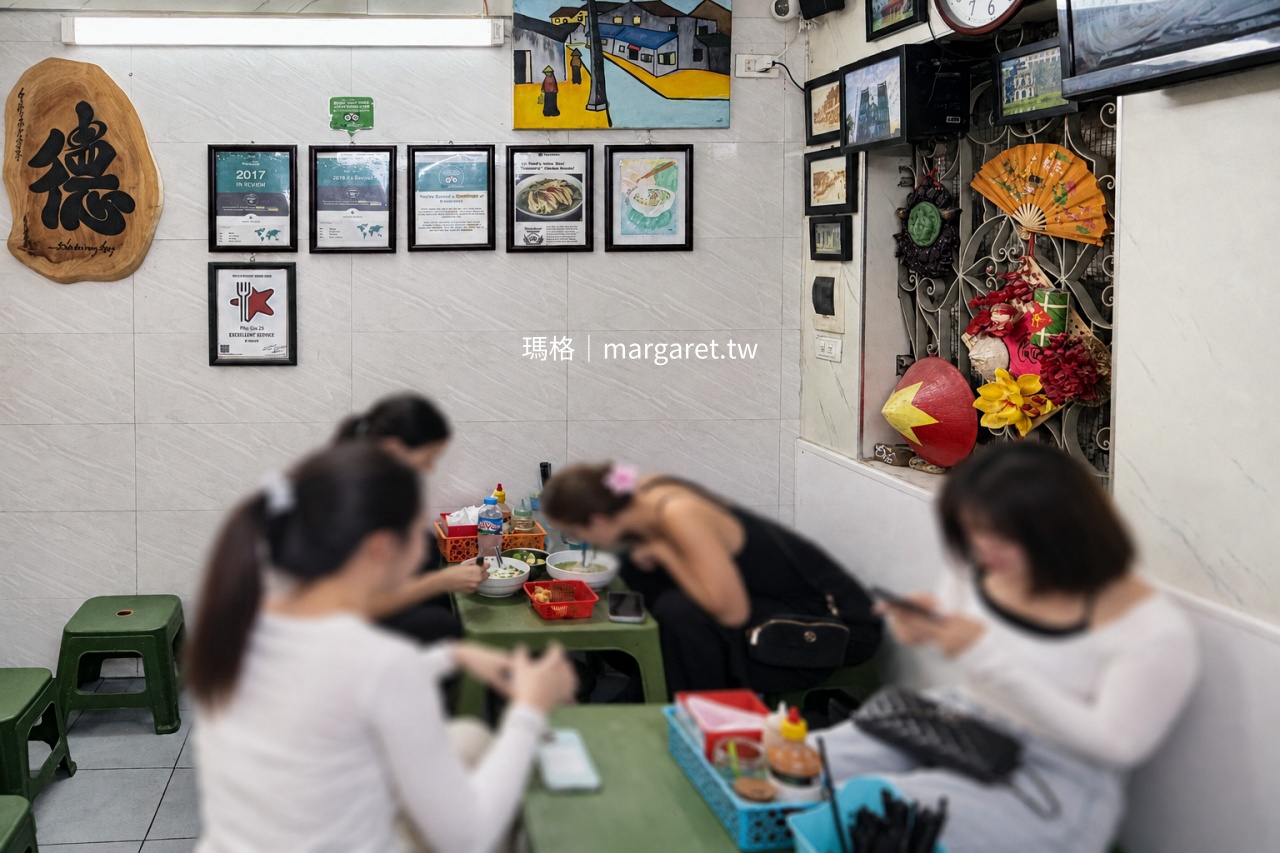 河內Phở Gà 26 矮桌板凳用餐畫面