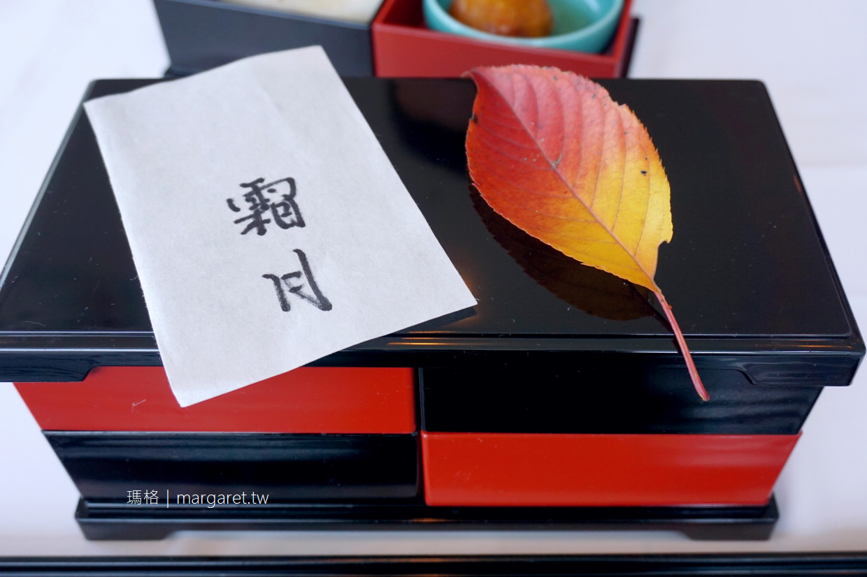直島一扇日本料理漆盒便當,擺放秋意紅葉與霜月紙籤