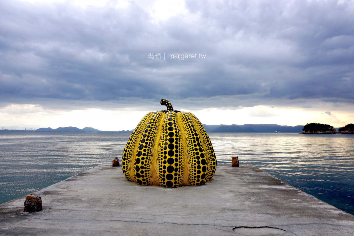 直島 Benesse House 海灘舊碼頭上的草間彌生黃南瓜全景