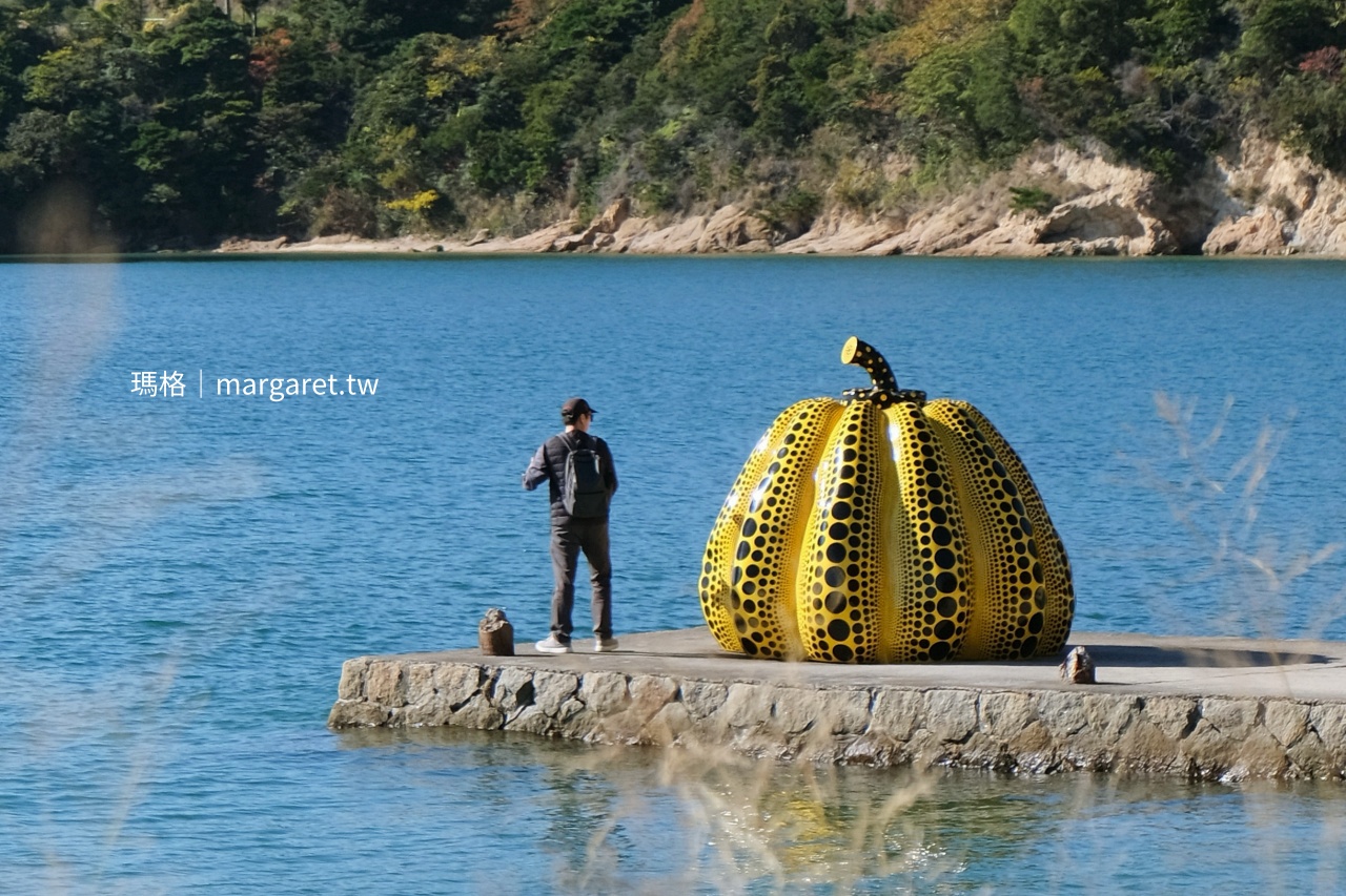 特寫遊客與黃南瓜在湛藍海面上的美麗倒影