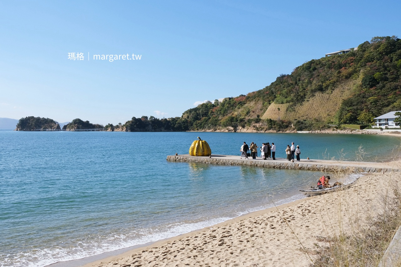 冬日上午順光下藍天碧海與海岸碼頭全景