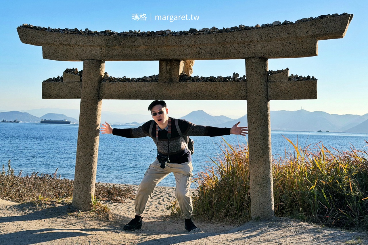 隊長站在矮鳥居下張開雙臂搞笑合影
