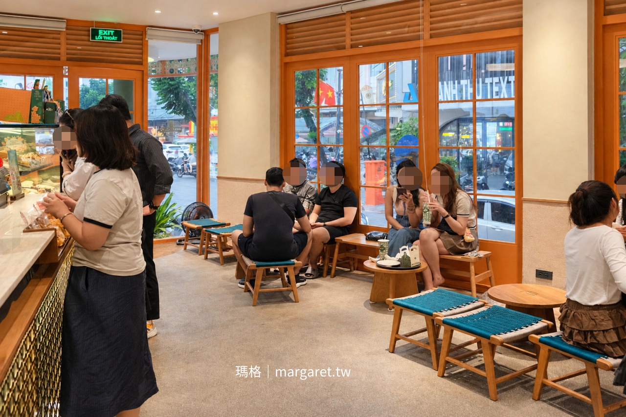 Phúc Long Hàng Điếu 一樓落地窗與越南矮板凳