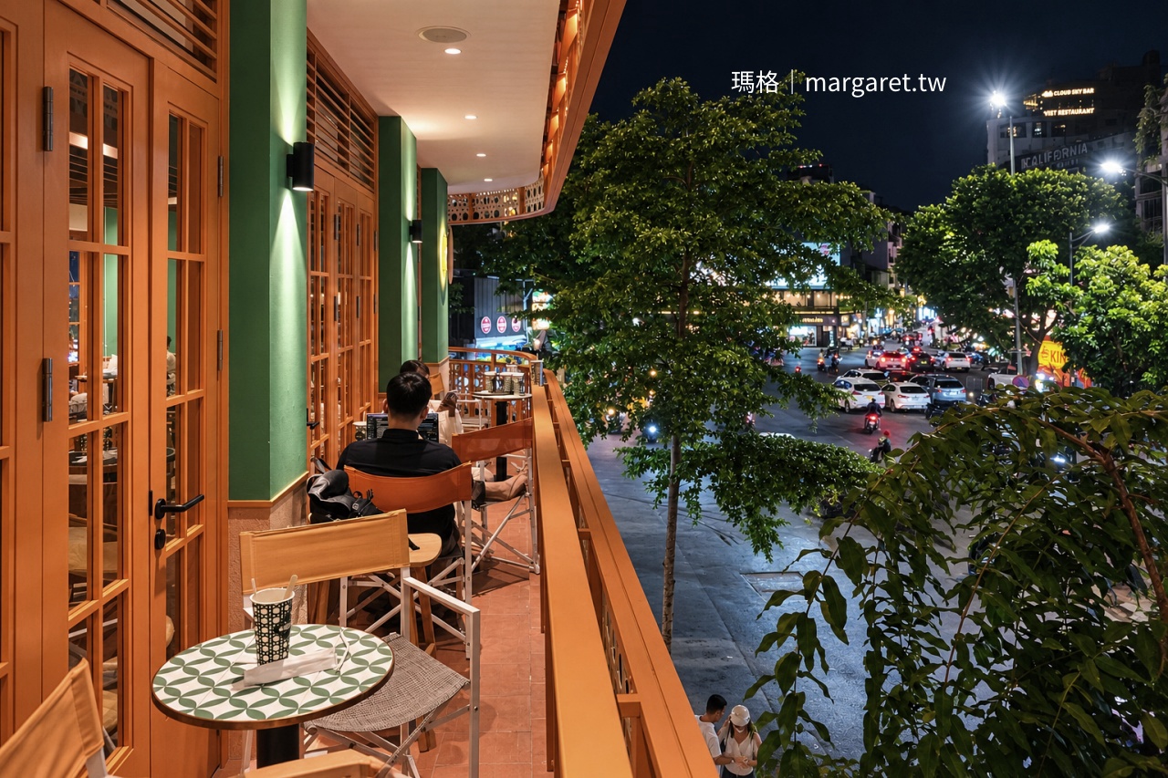 Phúc Long Hàng Điếu 二樓戶外席與雨後河內街景