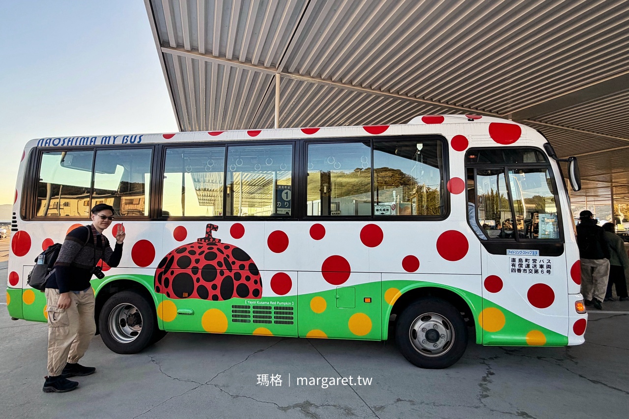 人像於直島宮浦港候車亭與草間彌生紅南瓜彩繪公車合影