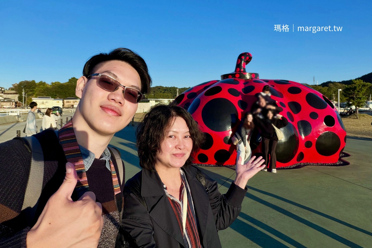 雙人於直島紅南瓜前合照