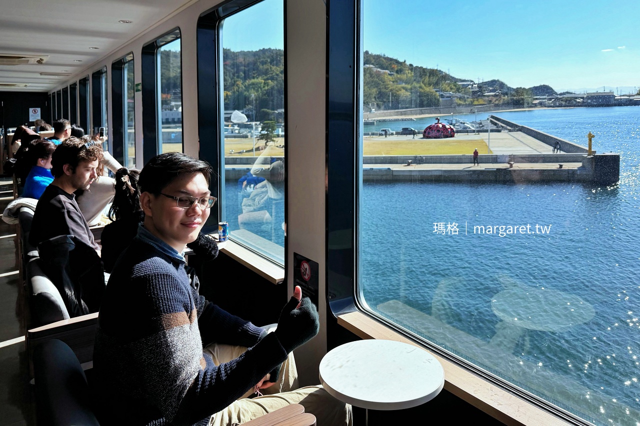 渡輪船艙靠窗座位與窗外直島宮浦港紅南瓜遠景