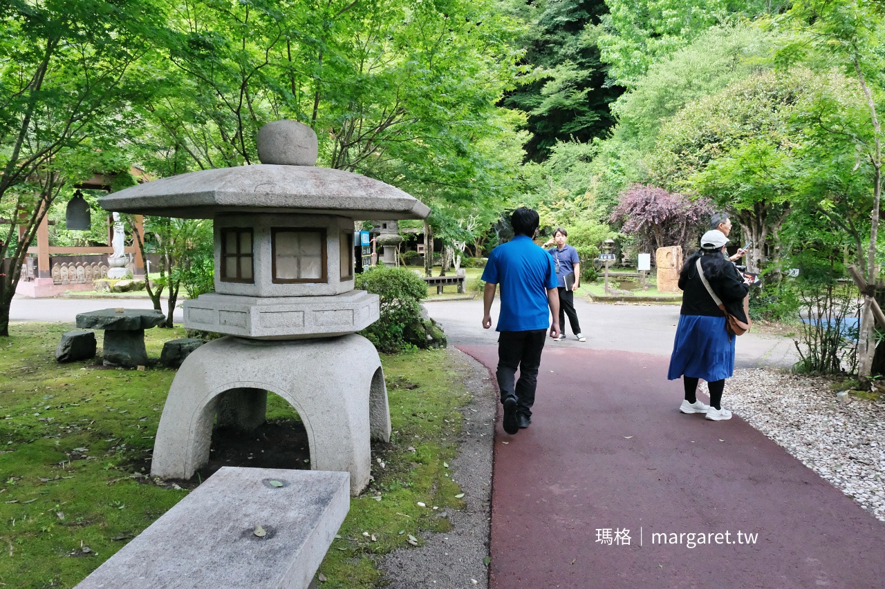 稻積水中鐘乳洞園區 巨大石燈籠 綠意步道