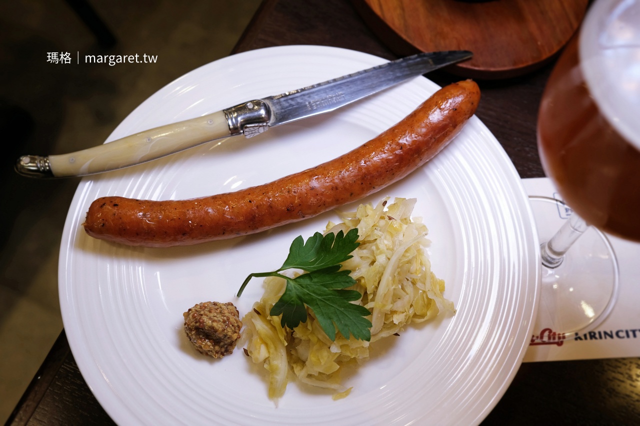 Kirin City Plus仙台店德式辣味香腸，搭配酸菜、芥末籽醬，層次豐富。