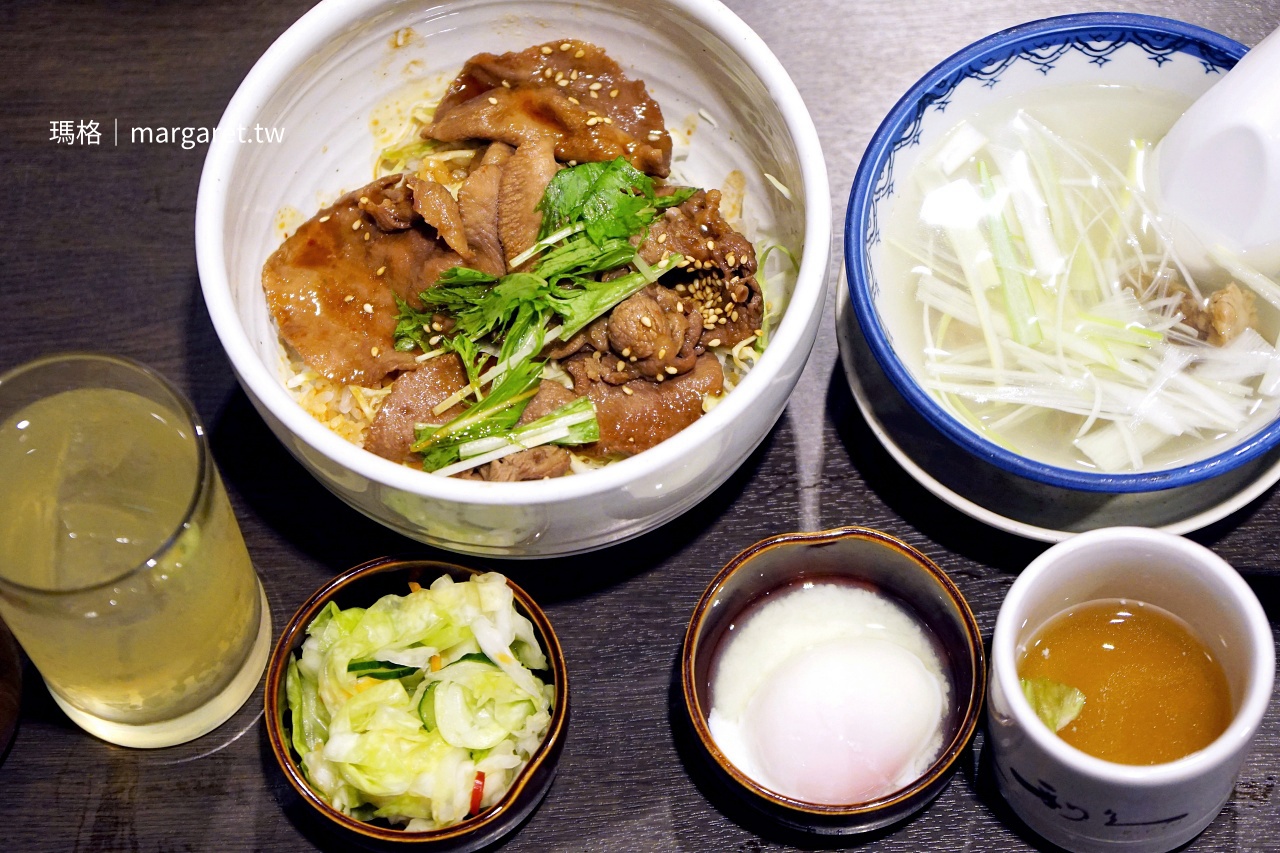 利久牛舌丼特寫 醬汁拌飯濃郁風味