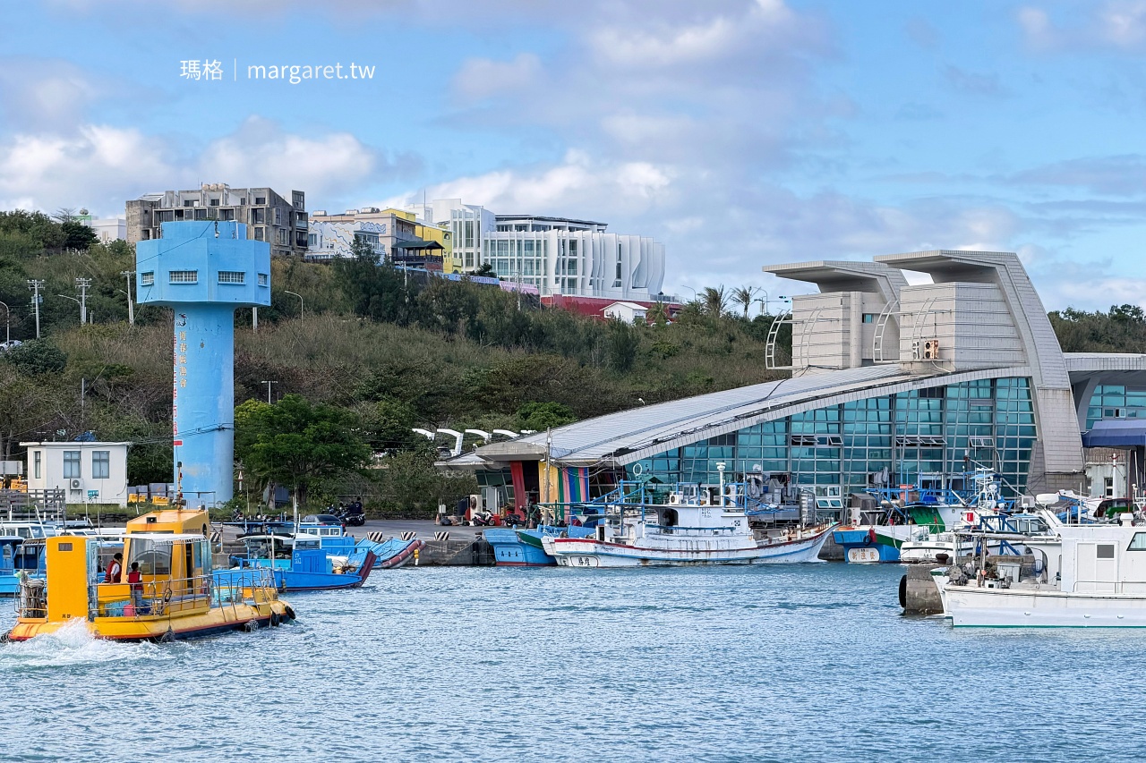 從後壁湖漁港角度拍攝風華酒店墾丁館的白色圓型建築。