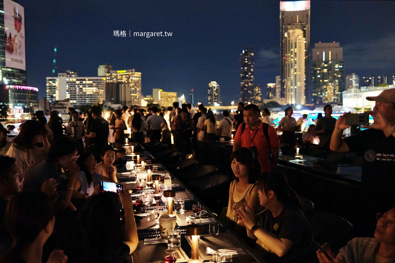 Opulence郵輪頂層觀景區夜景用餐空間。