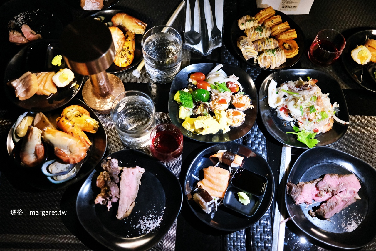 在曼谷Opulence郵輪享用自助餐豐富菜色。