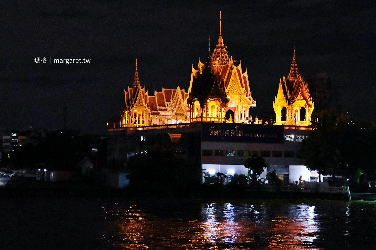 曼谷昭披耶河搭遊船賞夜景。