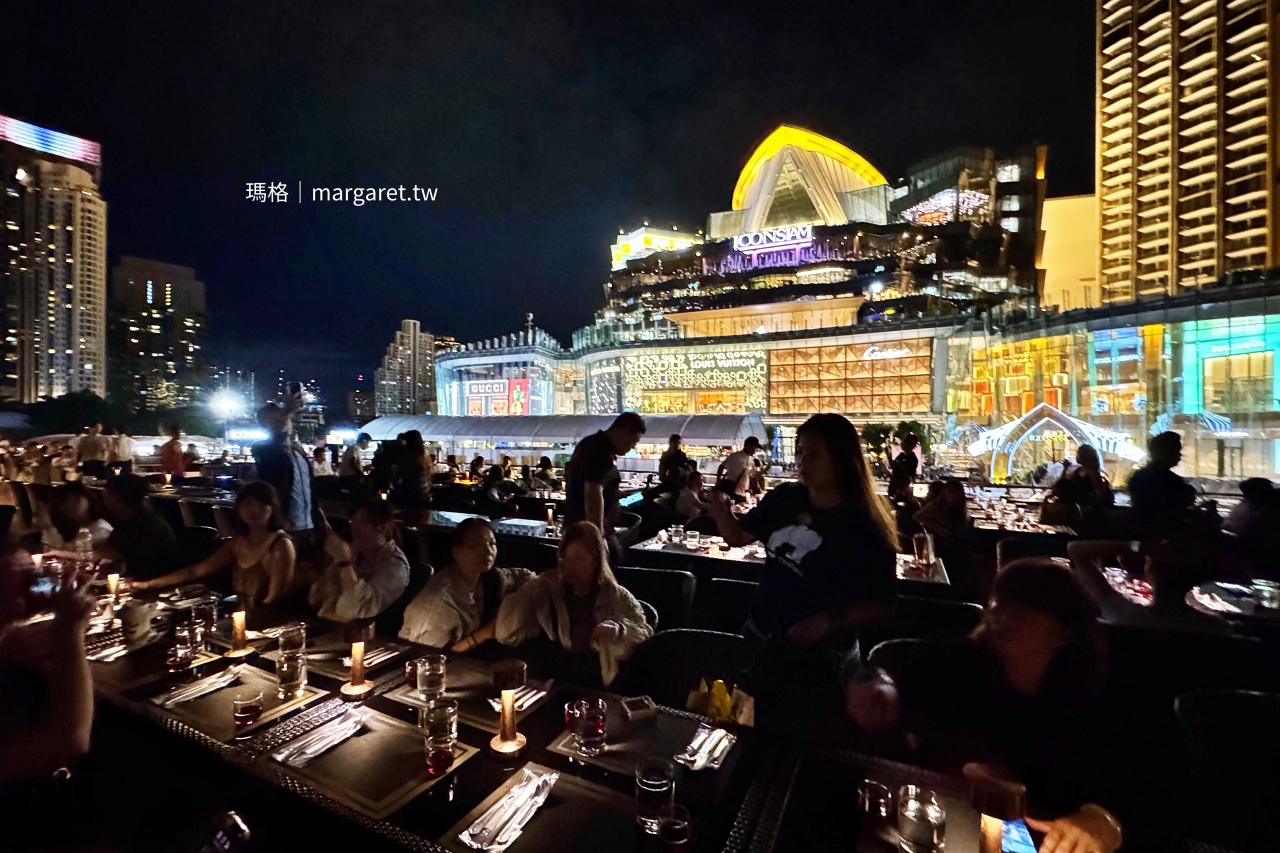 Opulence頂層觀景區360度夜景用餐空間。