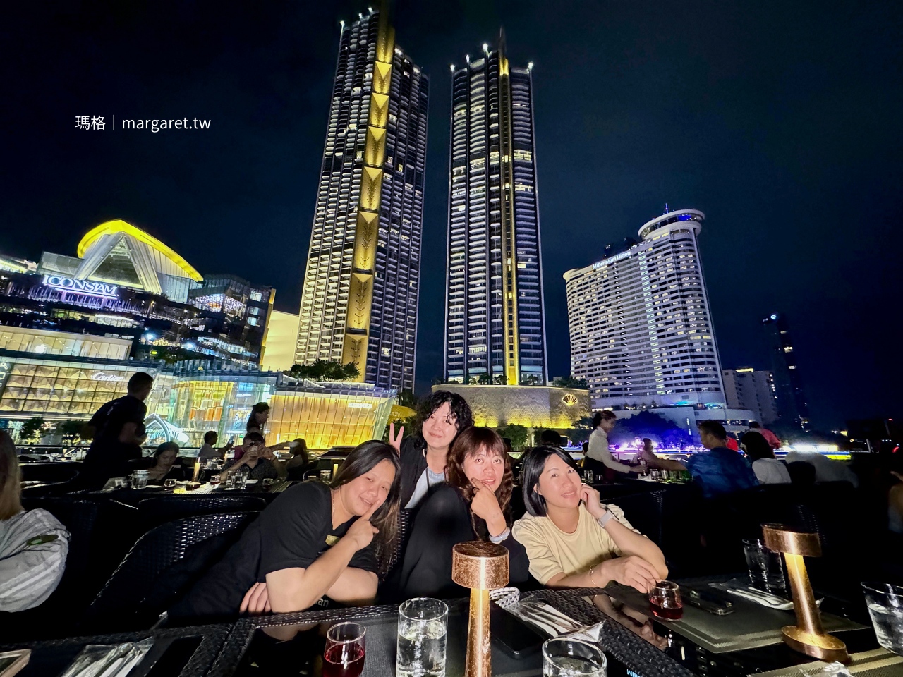 曼谷昭披耶河夜景ICONSIAM暹羅天地玉蘭河濱公寓背景。