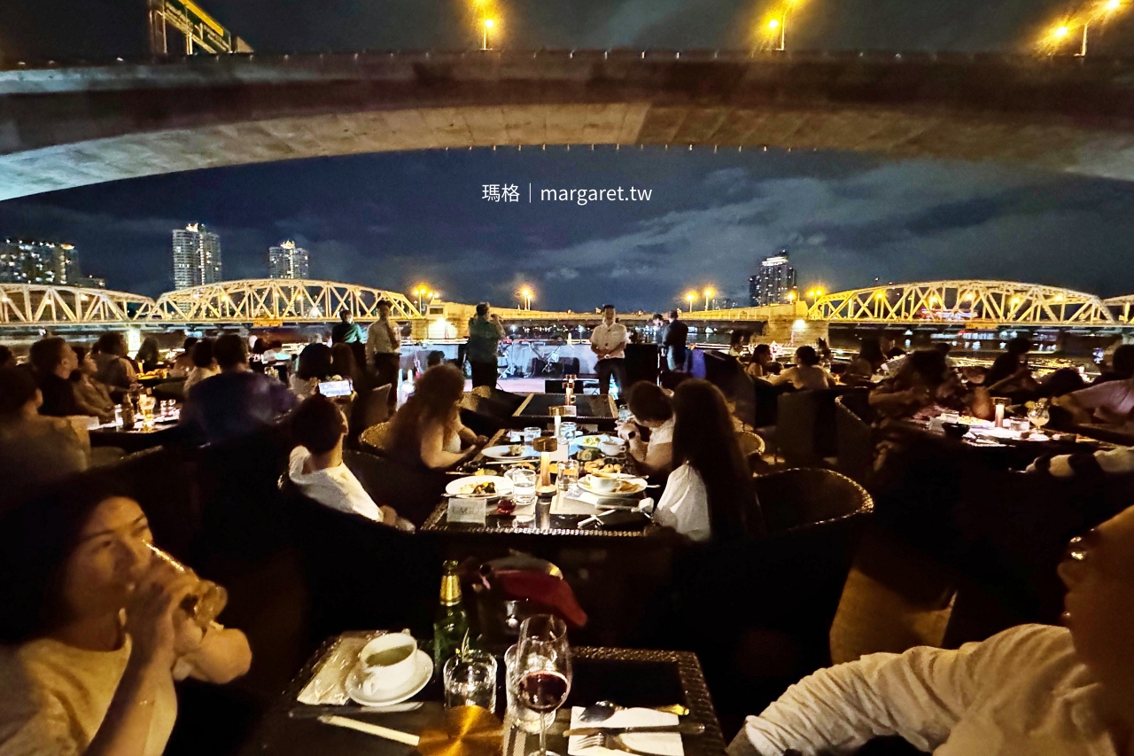 曼谷昭披耶河夜遊，搭郵輪穿過大大小小橋樑。