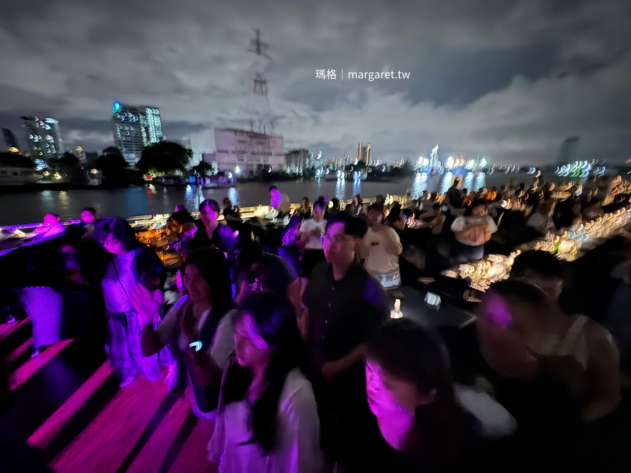 曼谷遊船甲板舞池遊客熱舞歡樂氣氛。