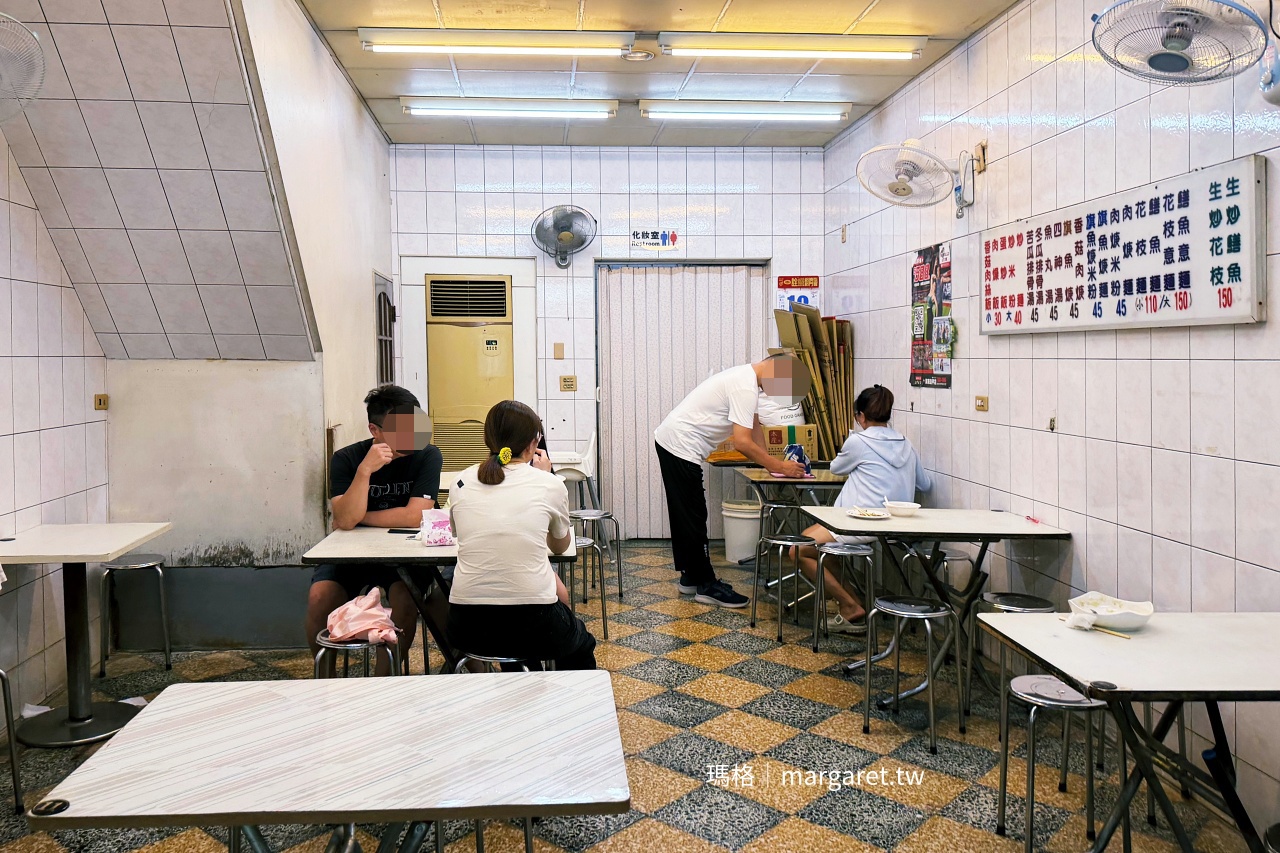 屏東夜市58號旗魚焿鱔魚意麵 攤位全景桌椅排列整齊乾淨