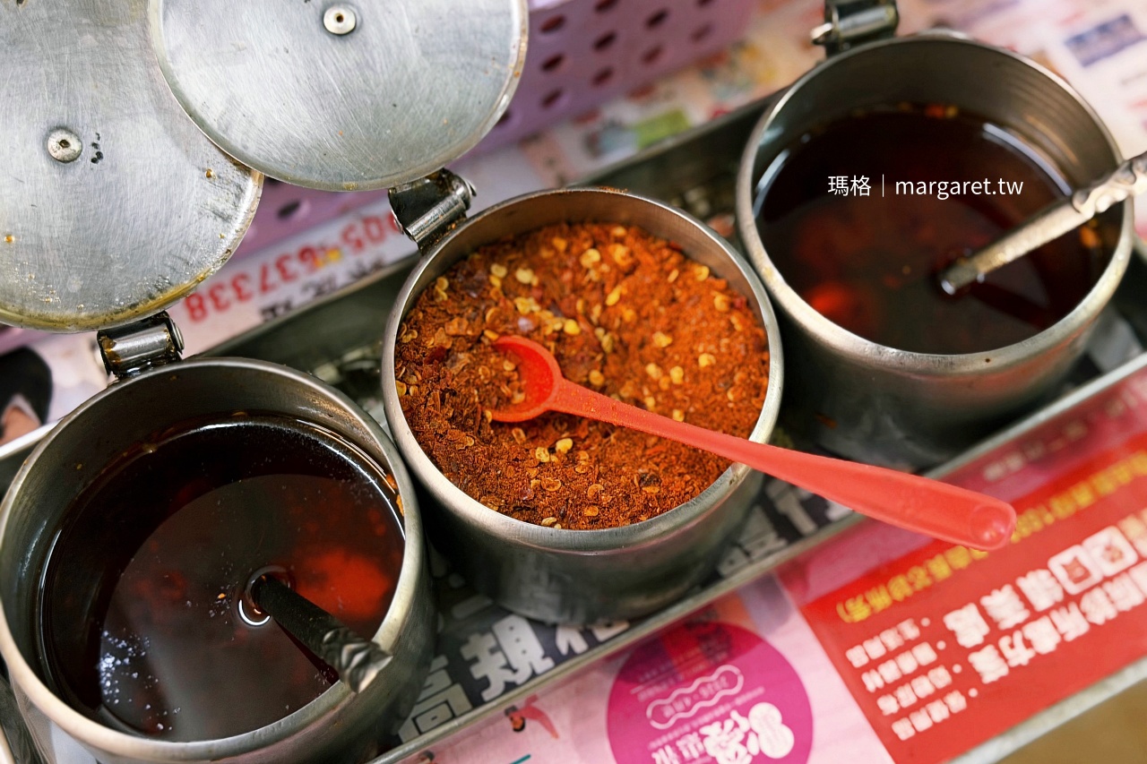 屏東夜市58攤鱔魚意麵 醬料自取區辣粉蠟油胡椒粉配料特寫