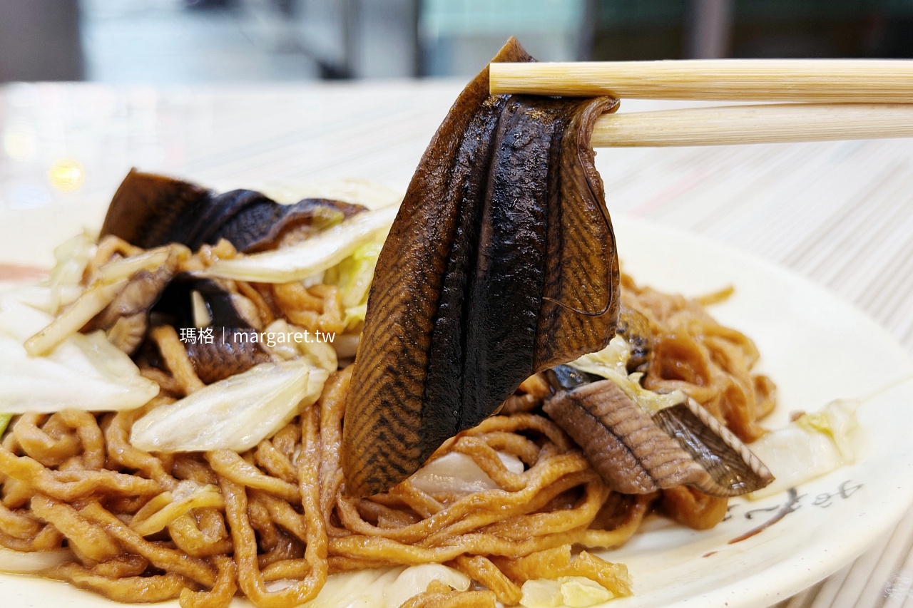 屏東夜市58攤旗魚焿鱔魚意麵 招牌鱔魚意麵上桌俯拍勾芡湯汁