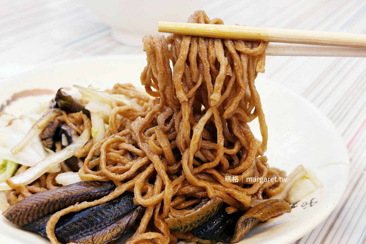 屏東夜市58攤鱔魚意麵 鱔魚片脆口意麵吸汁特寫加烏醋最對味