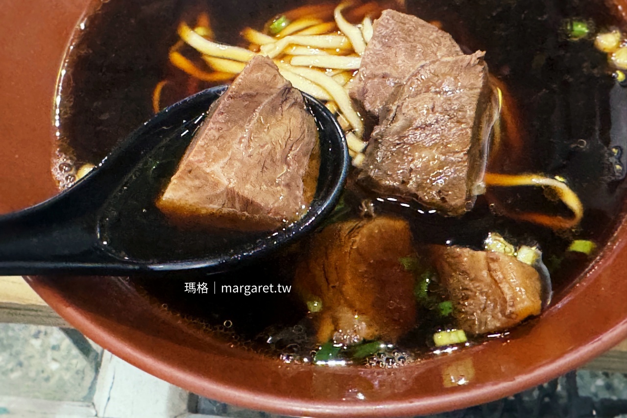 白沙屯外省牛肉麵嘉義店招牌紅燒牛肉麵，150元附多塊扎實牛肉。