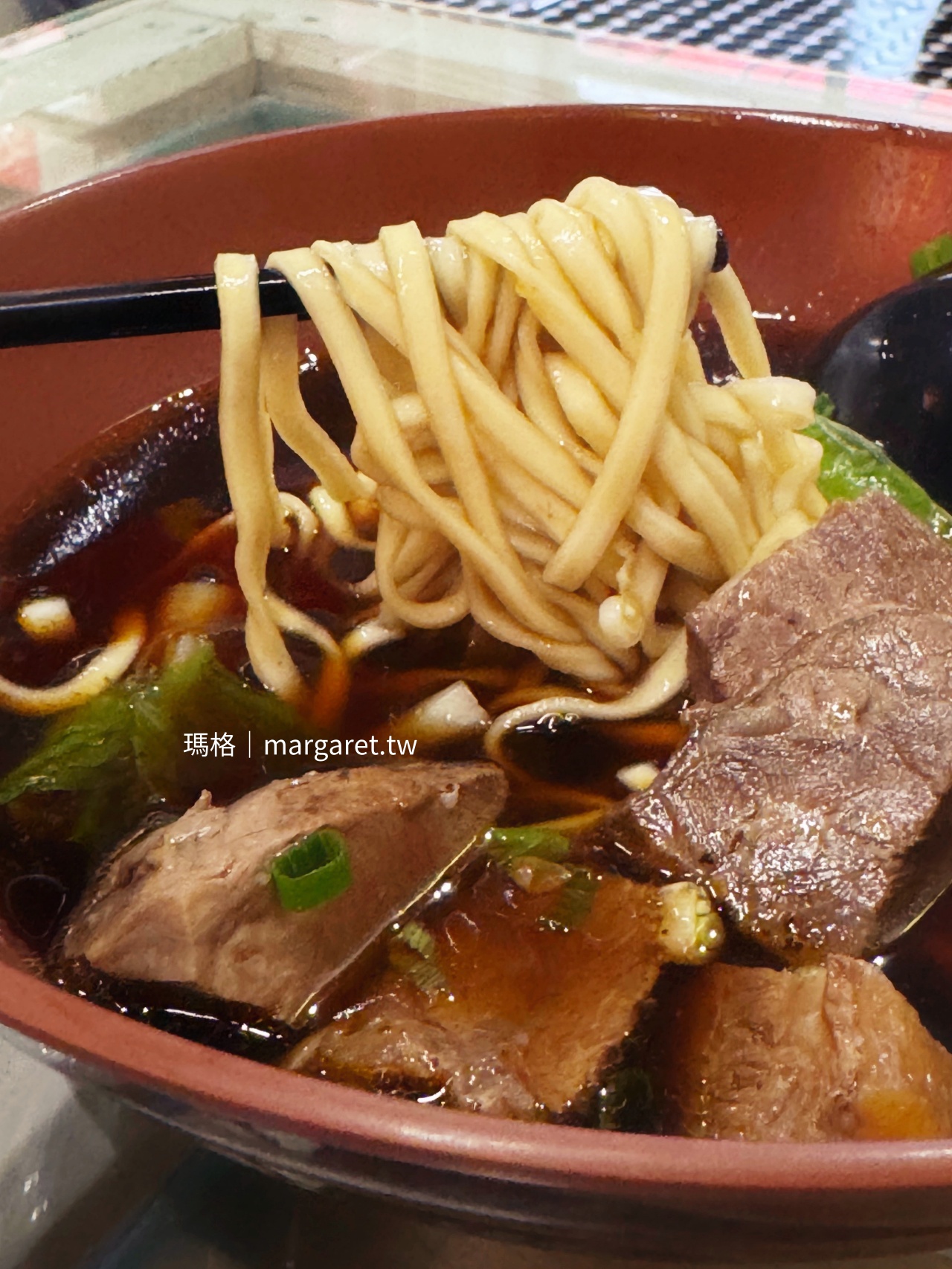 白沙屯外省牛肉麵嘉義店招牌紅燒牛肉麵，可選細麵或寬麵。