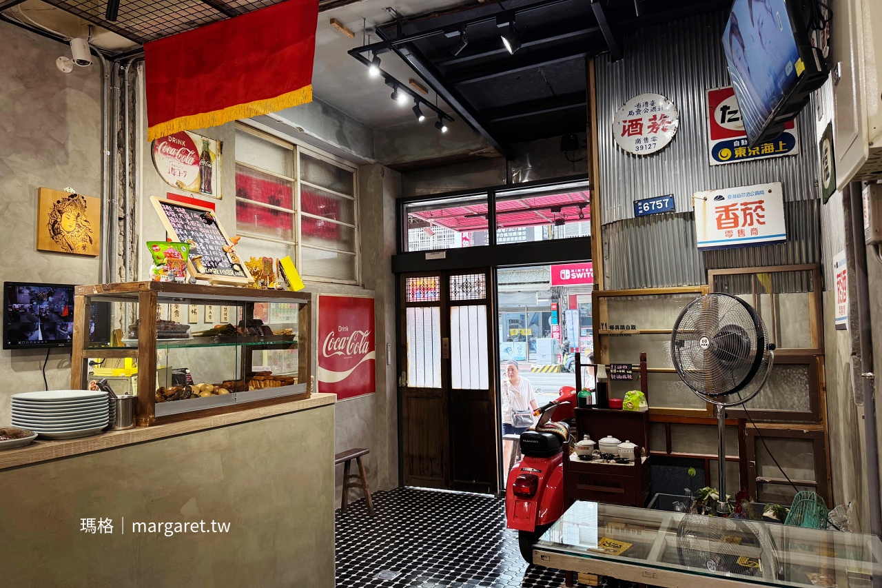 白沙屯外省牛肉麵嘉義店內部裝潢，水泥牆與懷舊老件交融的後現代風格。