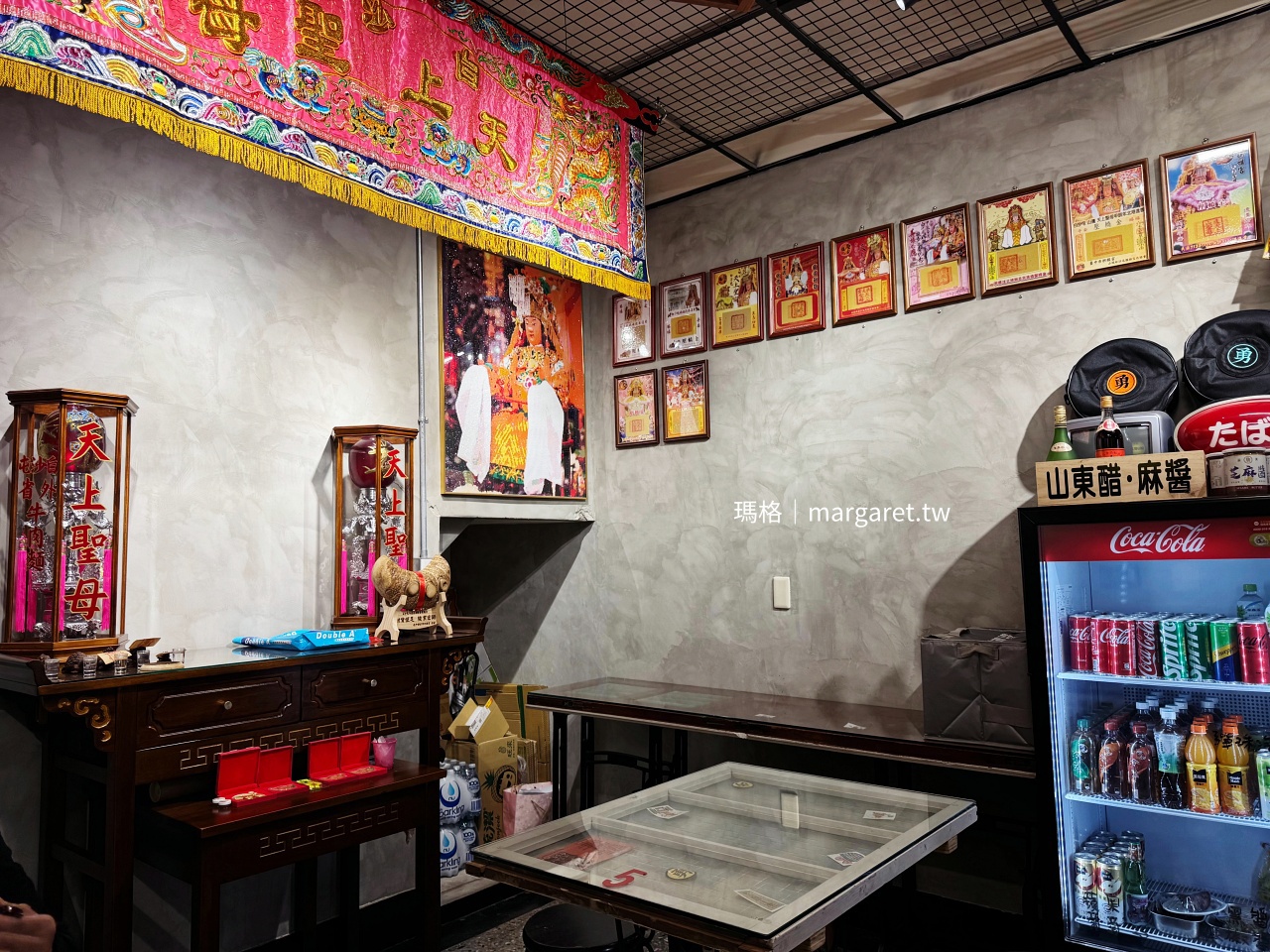 白沙屯外省牛肉麵嘉義店室內空間，融合宗教民藝與現代設計風格。