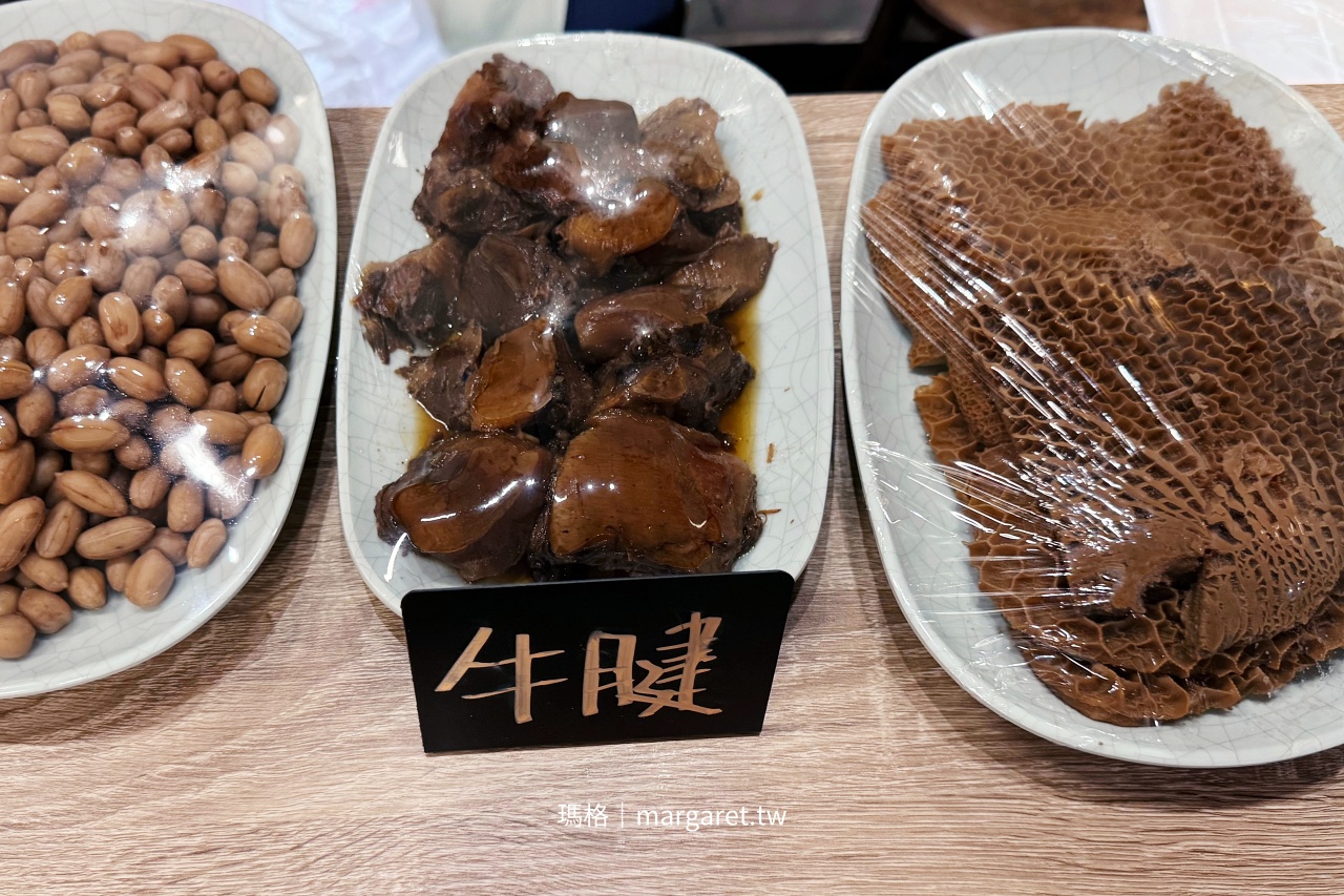 白沙屯外省牛肉麵嘉義店，滷味選擇豐富，推薦滷牛肚。