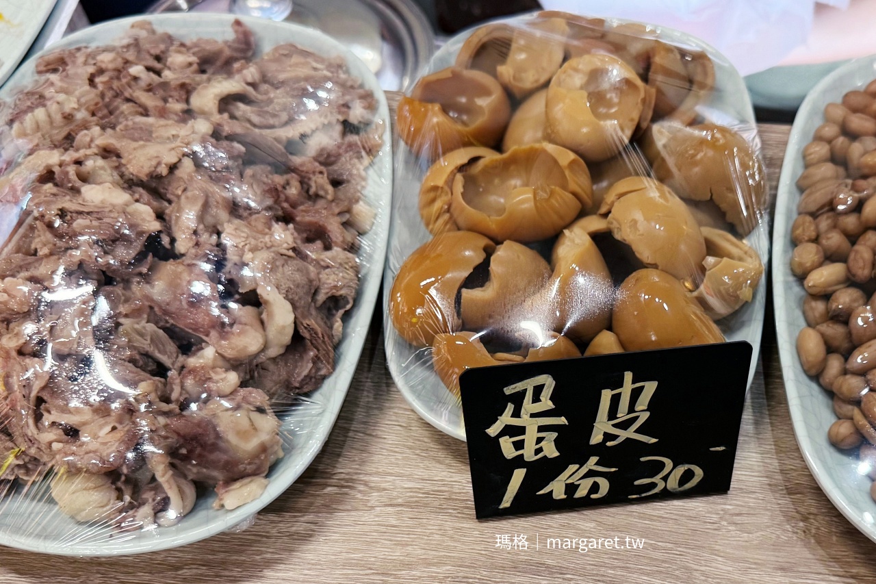 白沙屯外省牛肉麵嘉義店，滷味選擇豐富，推薦便宜美味滷蛋皮。