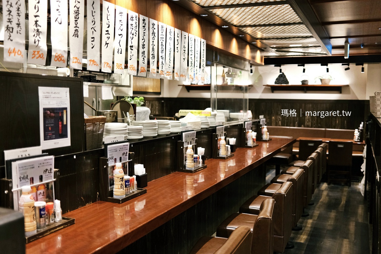 善治郎用餐空間 深色木質座位區