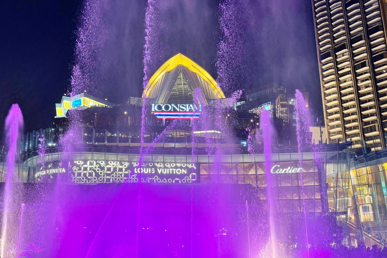 ICONSIAM碼頭定點燈光秀表演。