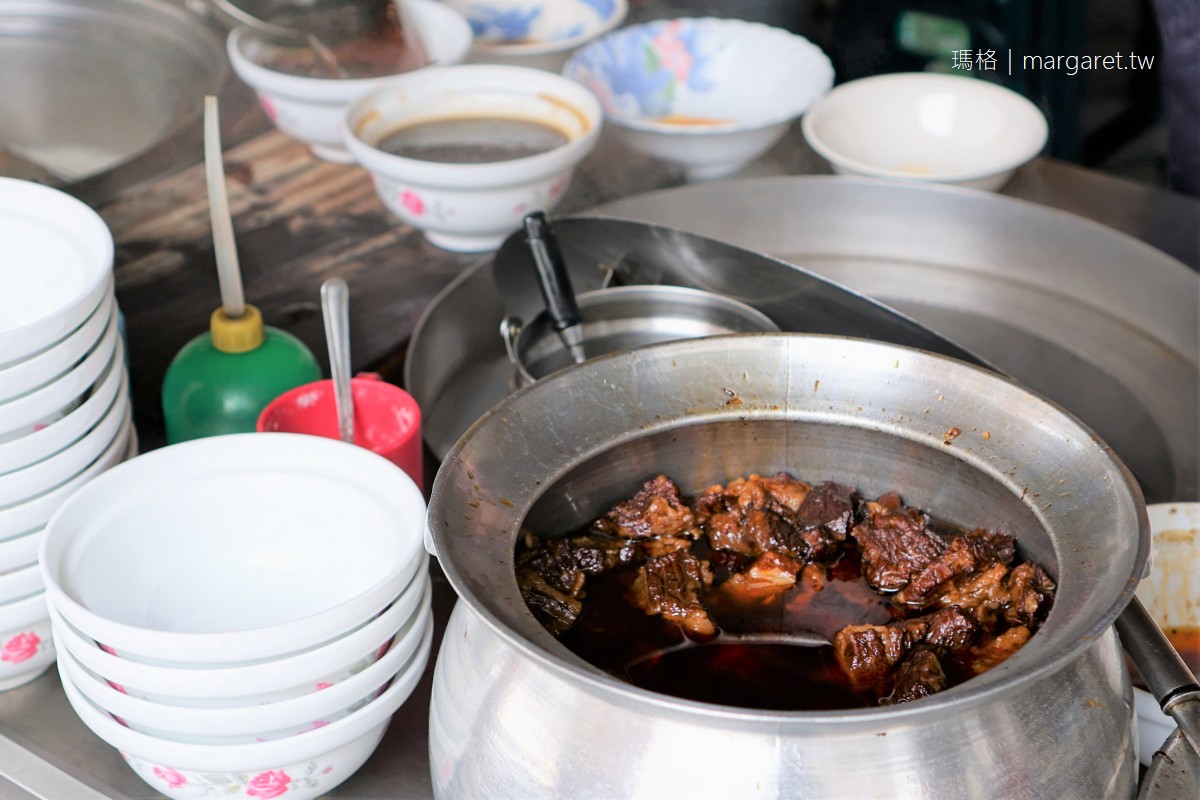 阿銘牛肉麵。台南健康路人氣麵店周休二日｜湯頭濃郁而不重鹹。麵條Q彈是最大特色