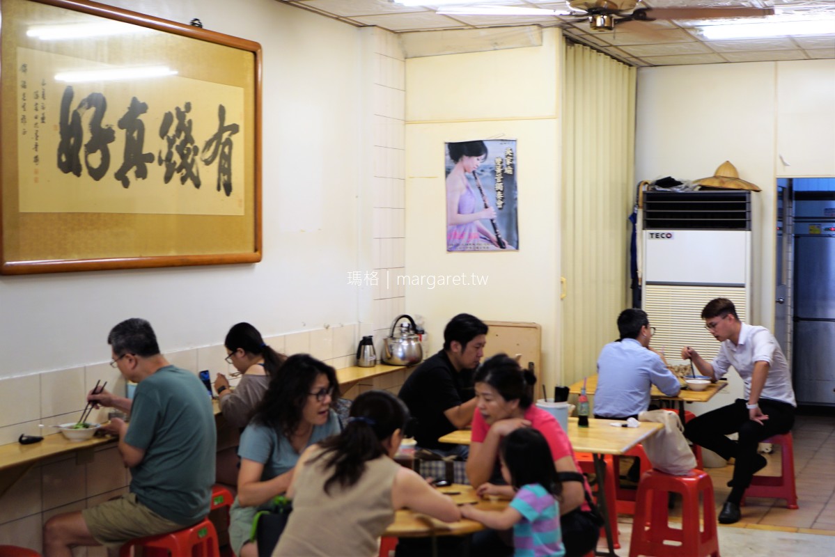 阿銘牛肉麵。台南健康路人氣麵店周休二日｜湯頭濃郁而不重鹹。麵條Q彈是最大特色