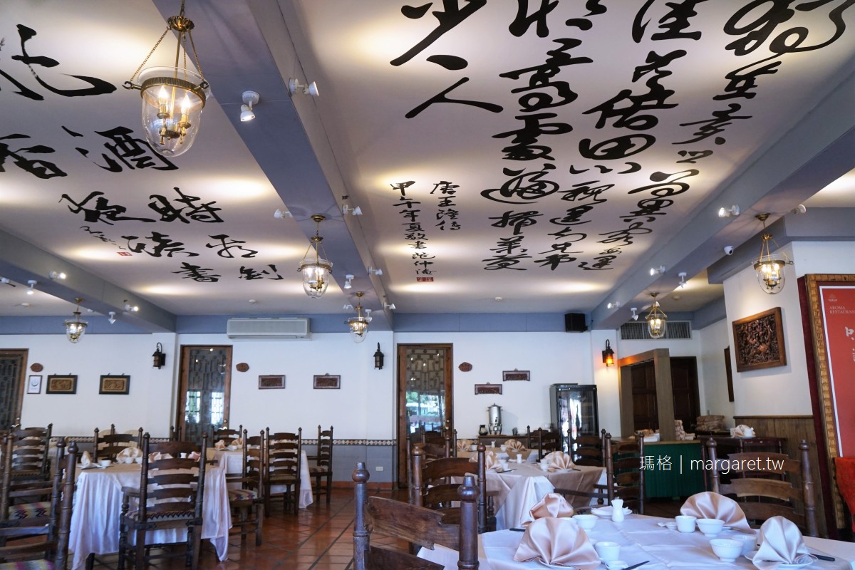 理想大地風味餐廳。花蓮壽豐吃合菜的選擇｜天花板上的優美草書
