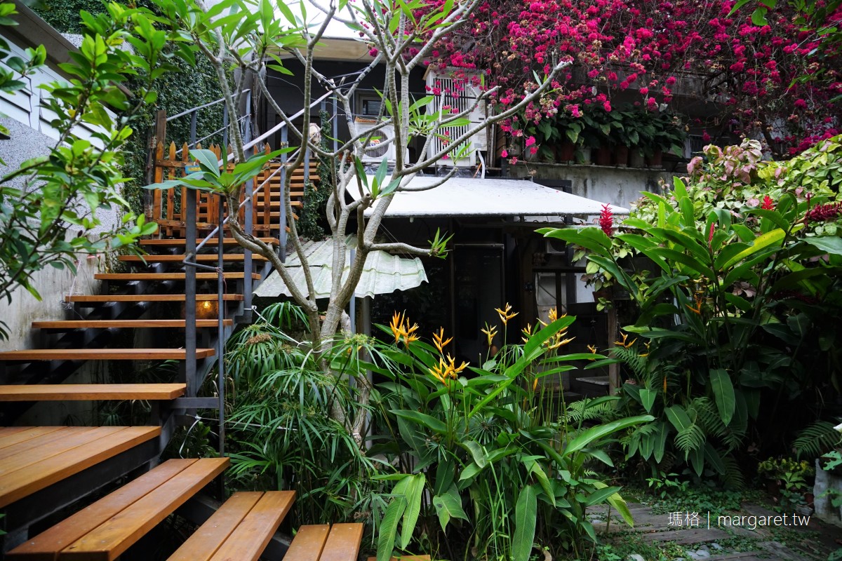 Cheela小屋咖啡館。台東舊鐵道路廊｜後院的葉慈詩篇、鄰居家的九重葛、枕木上的鱷魚