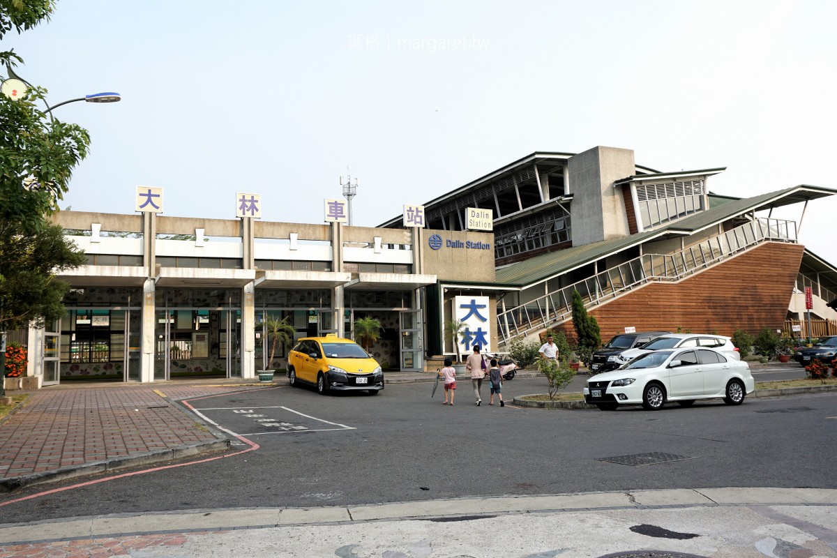 嘉義大林車站。紫花風鈴木開了｜臺鐵第一座綠建築車站