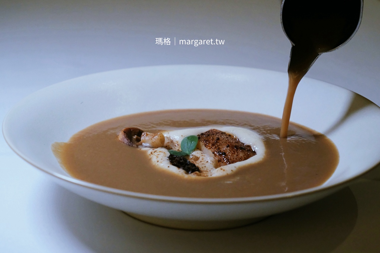 C'est Bon歐陸餐廳 松露牛肝菌菇濃湯注入畫面