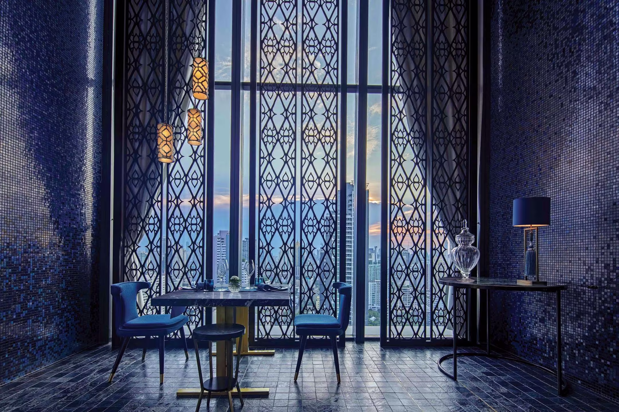 曼谷高空饗宴。Nimitr Restaurant & Rooftop Bar ｜ 在137 Pillars Bangkok 27樓俯瞰城市夜幕