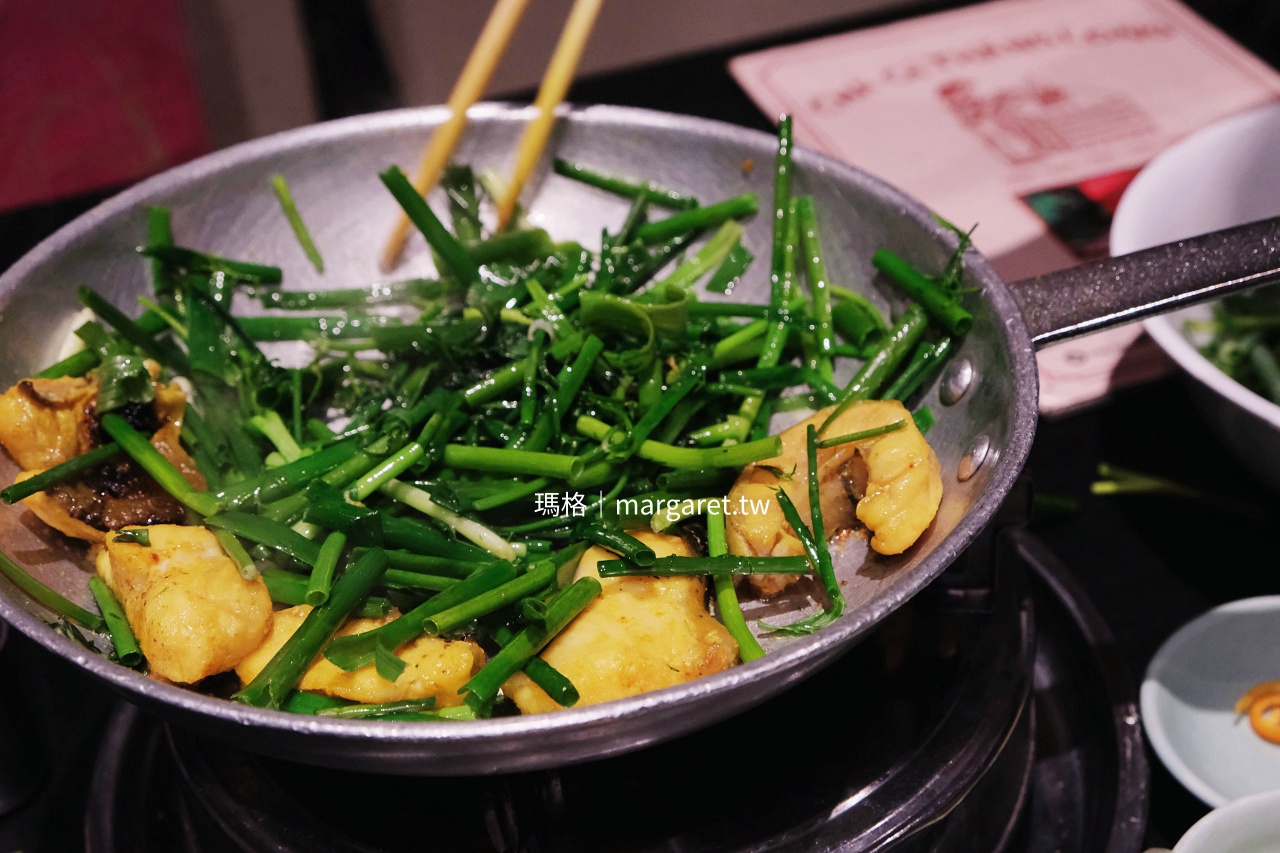 Chả Cá Thăng Long 桌邊加熱薑黃魚塊並拌炒蔥段蒔蘿