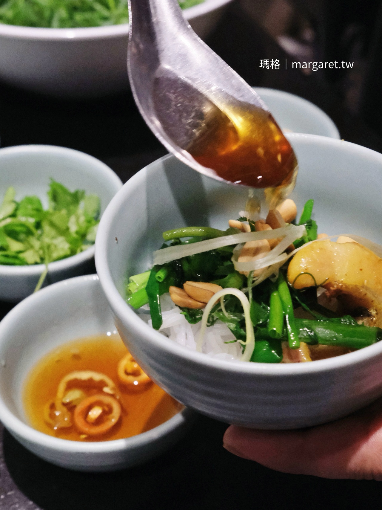 河內 Chả Cá 鱧魚米線蒔蘿花生與蝦醬搭配吃法