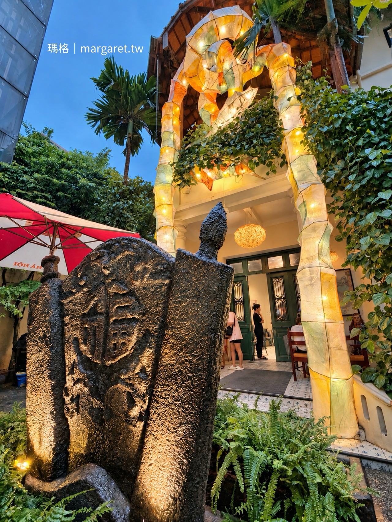 河內 Chả Cá Thăng Long 老洋樓入口植物與庭院夜間景觀