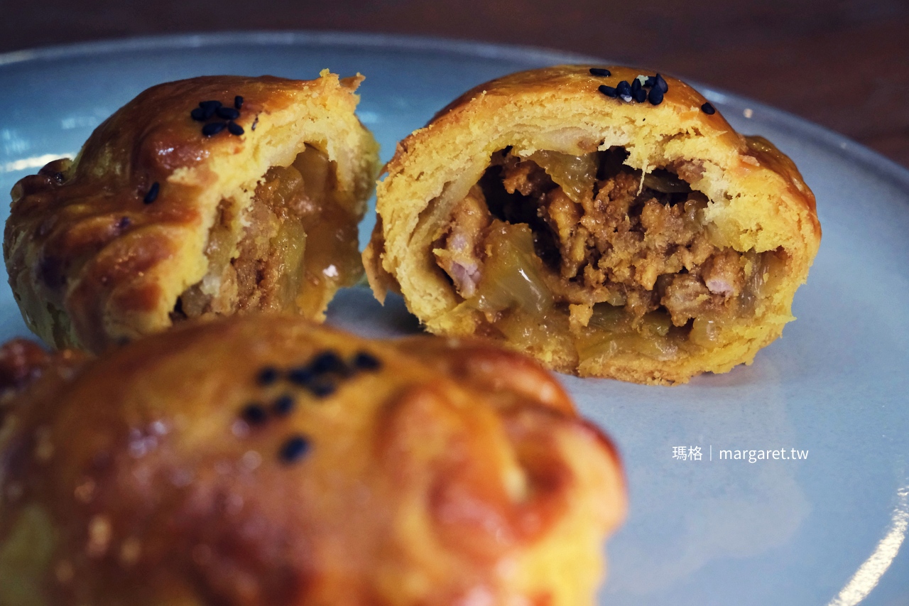 阿潘肉包。嘉義老饕最愛的蛋黃酥｜傳承三代老字號，咖哩餃與杏仁茶美味邂逅